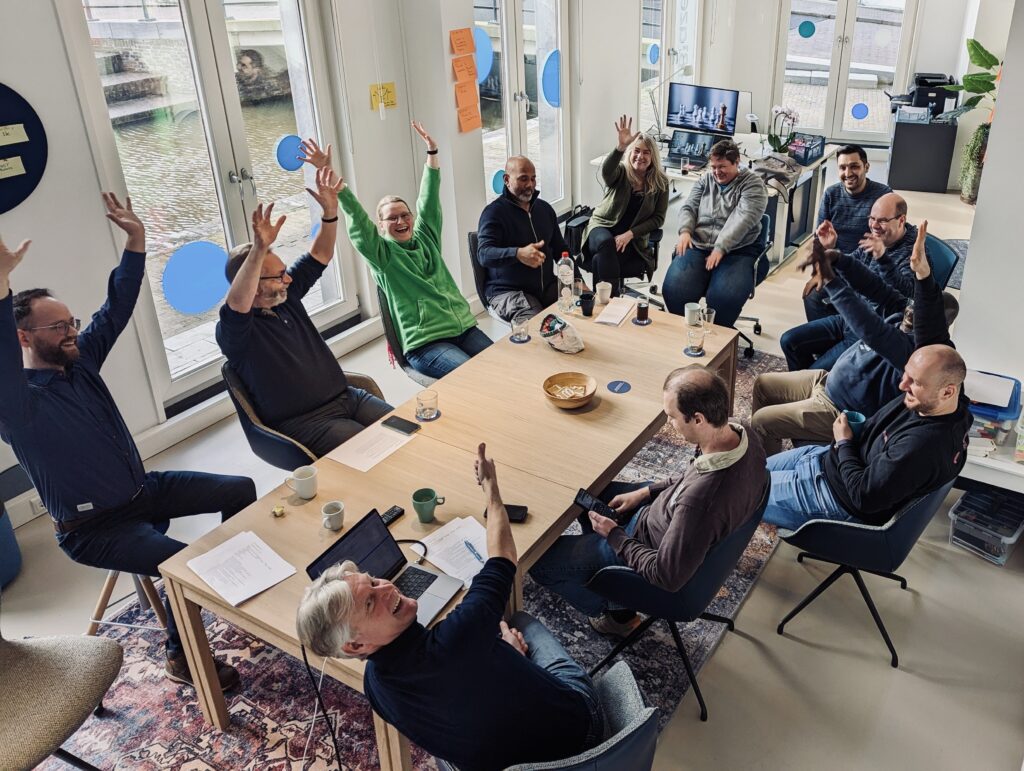 TrailBlazers aan de grote tafel op kantoor