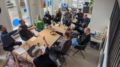 Foto van TrailBlazers collega's op ons kantoor in Weesp die een beslissing nemen volgens Consent besluitvorming.