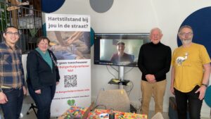 Foto van het kernteam van de AED Checker applicatie samen met Jan Kreuger, vertegenwoordiger van het Reanimatie Netwerk Amersfoort