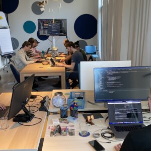 Ontwikkelaars aan het programmeren achter hun laptop op het kantoor van TrailBlazers tijdens de Hackaton van 11 januari 2025